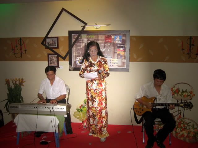 Cô Anh Thư với "Tâm sự người ca sĩ " trong đêm nhạc