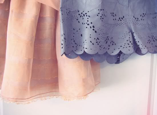 Sretsis lala skirt and Asos scalloped leather shorts @ Le Blog de Sushi