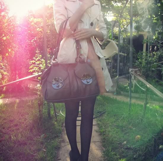 eBay double collar bow blouse, Sretsis Lala organza skirt in Faded Rose, Valleygirl trench coat, eBay dot tights, Chloe Silverado booties, Mimco turnlock bag @ Le Blog de Sushi