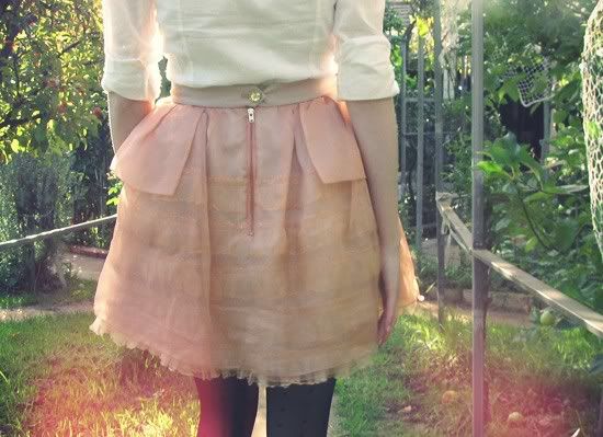 eBay double collar bow blouse, Sretsis Lala organza skirt in Faded Rose, Valleygirl trench coat, eBay dot tights, Chloe Silverado booties, Mimco turnlock bag @ Le Blog de Sushi
