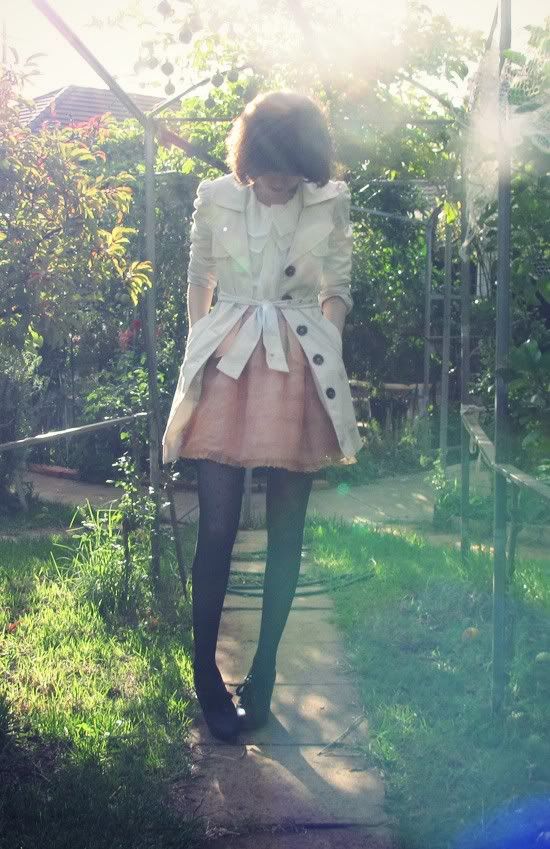 eBay double collar bow blouse, Sretsis Lala organza skirt in Faded Rose, Valleygirl trench coat, eBay dot tights, Chloe Silverado booties, Mimco turnlock bag @ Le Blog de Sushi