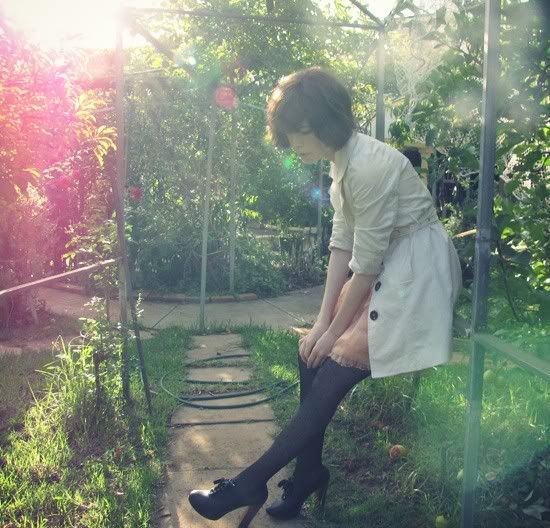 eBay double collar bow blouse, Sretsis Lala organza skirt in Faded Rose, Valleygirl trench coat, eBay dot tights, Chloe Silverado booties, Mimco turnlock bag @ Le Blog de Sushi