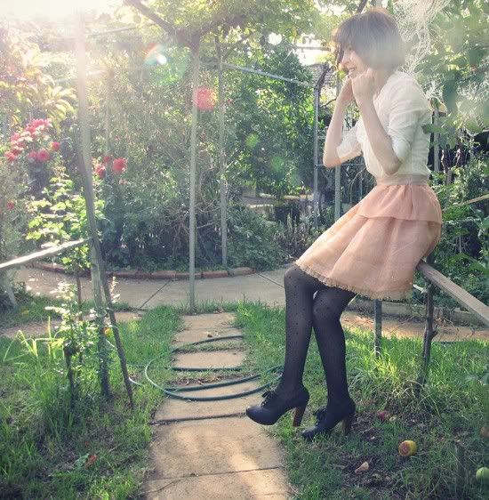eBay double collar bow blouse, Sretsis Lala organza skirt in Faded Rose, Valleygirl trench coat, eBay dot tights, Chloe Silverado booties, Mimco turnlock bag @ Le Blog de Sushi