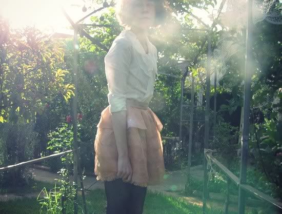 eBay double collar bow blouse, Sretsis Lala organza skirt in Faded Rose, Valleygirl trench coat, eBay dot tights, Chloe Silverado booties, Mimco turnlock bag @ Le Blog de Sushi